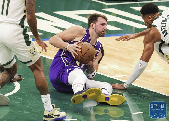 NBA常规赛丨湖人胜雄鹿